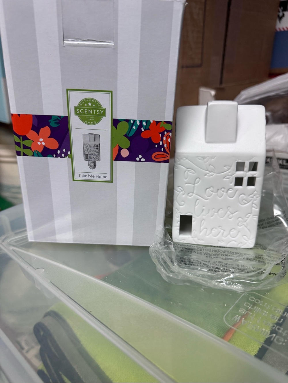 Scentsy White Ceramic House Warmer with Embossed Love Detail